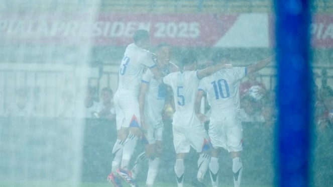 Pemain Port FC rayakan gol