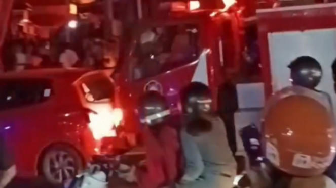 Video damkar dorong paksa mobil