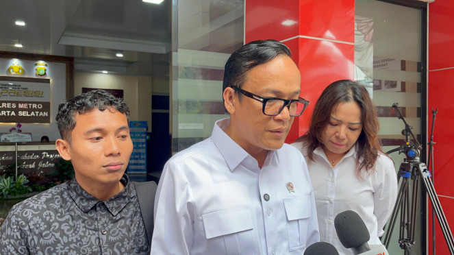 Wakil Menteri Ketenagakerjaan Immanuel Ebenezer (tengah)