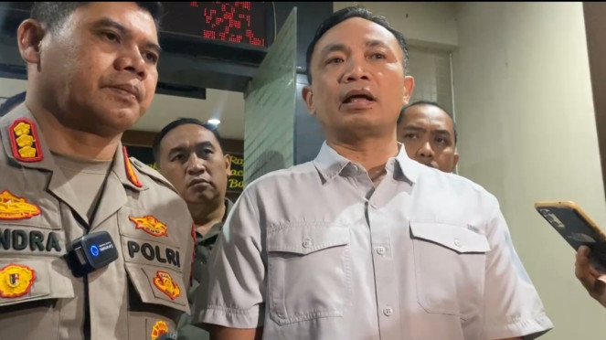 Kabid Humas Kombes Pol Hendra Rochmawan dan Dirreskrimum Polda Jabar Kombes Pol Surawan