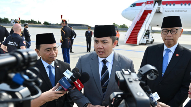 Sekretaris Kabinet (Seskab) Teddy Indra Wijaya di Bandar Udara Orly, Prancis 