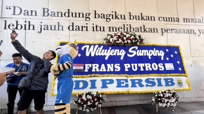 Persib Bandung perkenalkan Frans Putros lewat karangan bunga, Pemain Timnas Indonesia Thom Haye melawan China, Latihan Persib Bandung, Persib Bandung perkenalkan Frans Putros lewat karangan bunga, Gelandang Timnas Indonesia Ivar Jenner (tengah) saat melawan Arab Saudi, Pemain Timnas Indonesia U-23