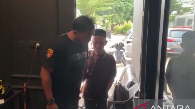 Pelaku penipuan Rusdi Halim (kanan) menipu warga Palembang senilai Rp200 Juta 