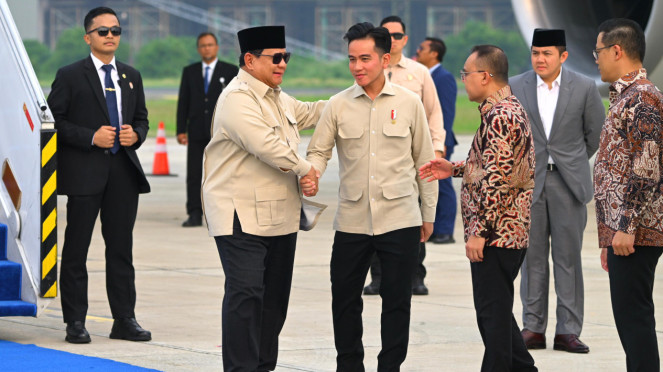 Wapres Gibran Sambut Kedatangan Prabowo di Bandara Halim Perdanakusumah