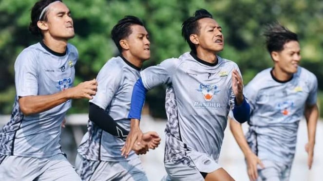 Latihan Persib Bandung, Pemain Timnas Indonesia Thom Haye melawan China, Latihan Persib Bandung, Persib Bandung perkenalkan Frans Putros lewat karangan bunga, Gelandang Timnas Indonesia Ivar Jenner (tengah) saat melawan Arab Saudi, Pemain Timnas Indonesia U-23