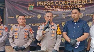 Kapolres Metro Jakarta Timur Kombes Pol Nicolas Ary Lilipaly (tengah)