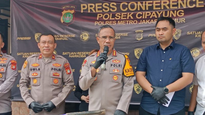 Kapolres Metro Jakarta Timur Kombes Pol Nicolas Ary Lilipaly (tengah)