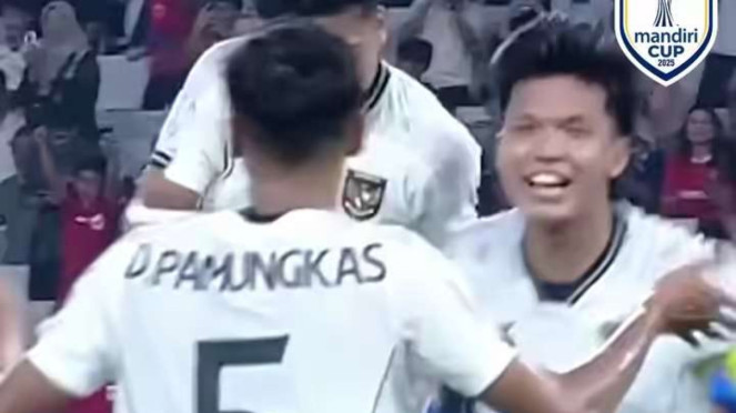 Pemain Timnas Indonesia U-23, Pemain Timnas Indonesia Thom Haye melawan China, Latihan Persib Bandung, Persib Bandung perkenalkan Frans Putros lewat karangan bunga, Gelandang Timnas Indonesia Ivar Jenner (tengah) saat melawan Arab Saudi, Pemain Timnas Indonesia U-23