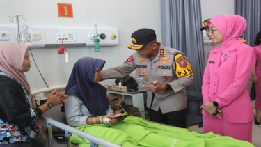 Kapolda Jabar Irjen Rudi Setiawan menjenguk pasien korban Pesta Rakyat di Garut