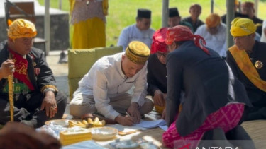 Fuad Plered (baju putih) menghadiri sidang adat di Kota Palu, Sulteng