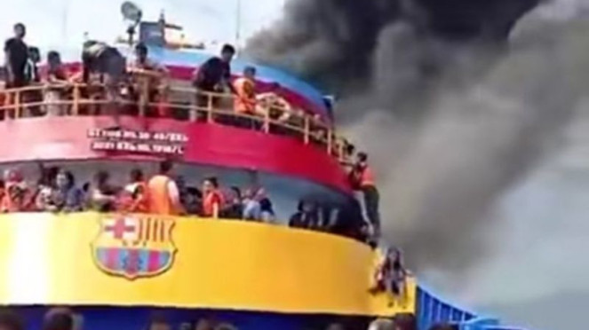 Kapal Barcelona saat terbakar di perairan Talise, Likupang, Minut