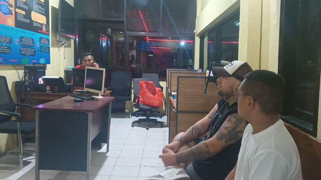 Turis Inggris, Mattew Daniel (34) bersama rekannya mendatangi Polres Manggarai Barat, NTT