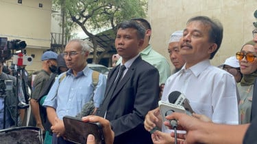 Kuasa hukum TPUA, Ahmad Khozinudin (tengah)