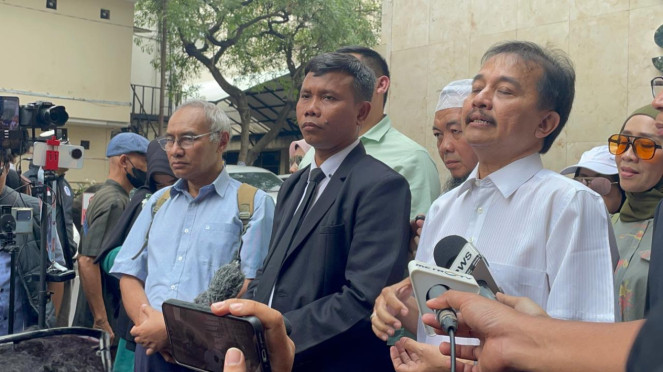 Kuasa hukum TPUA, Ahmad Khozinudin (tengah)