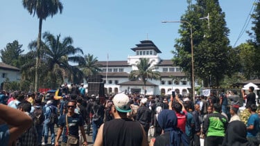 4000 Pekerja Pariwisata demo Gubernur Jabar Dedi Mulyadi di Gedung Sate Bandung