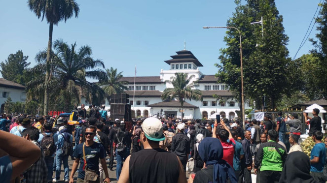 4000 Pekerja Pariwisata demo Gubernur Jabar Dedi Mulyadi di Gedung Sate Bandung