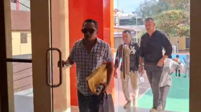 Mokrianus Imanuel Lay, anggota DPRD Kota Kupang  (belakang) bersama pengacaranya Ryan Kapitan