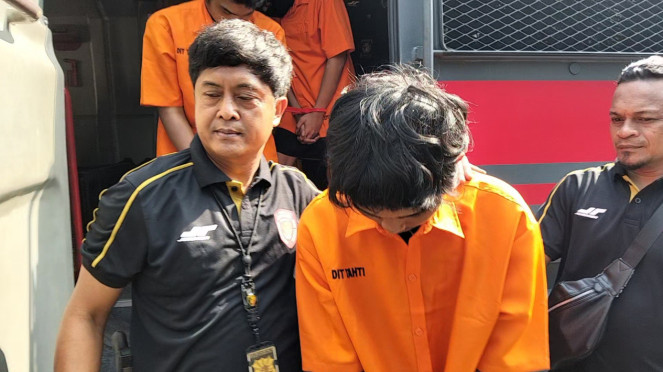Tersangka pembunuhan wanita diborgol di Cisauk, 1. Dalih Bayar Utang Jadi Jebakan Maut, 2. Ajak Dua Rekan untuk Lakukan Aksi Keji, 3. Teriakan 'Bunda Tolong' Jadi Nafas Terakhir, 4. Korban Diborgol dan Diperkosa Bergiliran, 5. Diseret, Ditusuk, dan Dihantam Batu, 6. Upaya Menghilangkan Jejak, 7. 75 Adegan Direkonstruksi