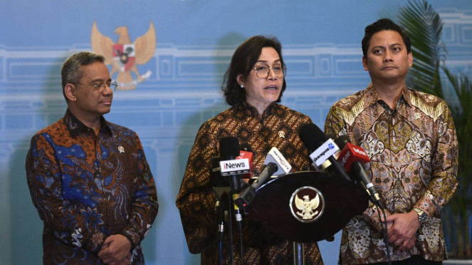 Menteri Keuangan (Menkeu) Sri Mulyani (tengah) di Kompleks Istana Kepresidenan 