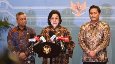 Menteri Keuangan (Menkeu) Sri Mulyani (tengah) di Kompleks Istana Kepresidenan