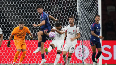 Duel AC Milan vs Arsenal di Singapura, Kiper Arsenal Kepa Arrizabalaga, Bukayo Saka cetak gol ke gawang AC Milan, Liverpool FC menggelar latihan di tur pra musim Hong Kong Football Festival, Pemain Barcelona Marcus Rashford