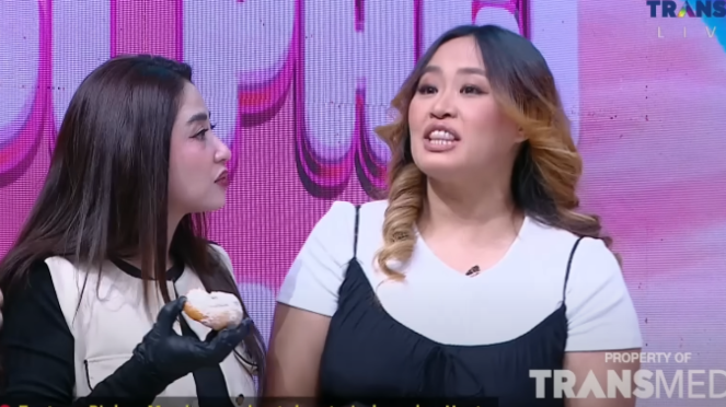 Dewi Perssik cicipi donat Pinkan Mambo