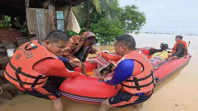 Topan Co May menerjang Filipina menyebabkan banjir dan longsor