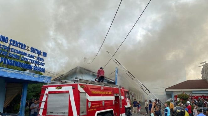 Petugas Damkar saat melakukan pemadaman kebakaran Kampus UIN STS Jambi