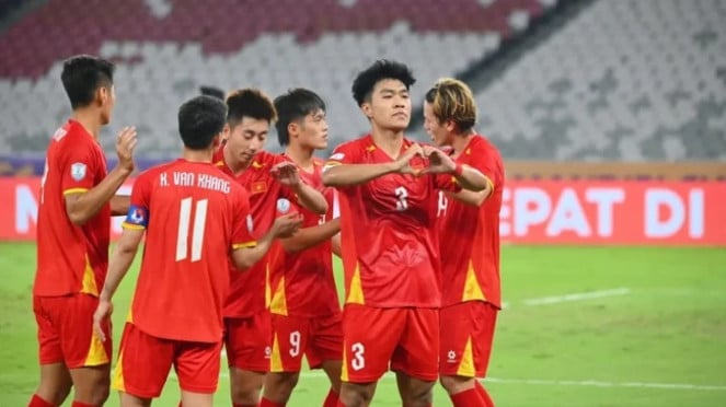 TImnas Vietnam U-23, 1. John Heitinga Jadi Pelatih Timnas Indonesia? Isyarat dari Media Sosial, 2. Gempar, Sergio Ramos Merapat ke Manchetser United, 3. Murka! Greg Nwokolo Semprot Indra Sjafri Gegara Sebut Permainan Timnas Indonesia U22 Tak Sesuai Latihan, 4. Pengakuan Jujur Pemain Vietnam soal Main Mata dengan Malaysia demi Singkirkan Timnas Indonesia