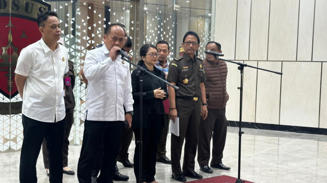 Kapuspenkum Kejagung (kedua kiri) dan Dirdik Kejagung (kedua dari kanan)