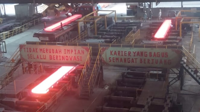 Proses pengolahan pig iron di PT Denxin Steel di kawasan IMIP, Kawasan Indonesia Morowali Industrial Park (IMIP), Klaster Pengolahan Nikel, Proses pengolahan bijih nikel di smelter IMIP Morowali, Hilirisasi dan Jargon K3, Proses pengolahan pig iron di PT Denxin Steel di kawasan IMIP, Stainless Steel Berkualitas Tinggi, Gulungan stainless steel dari olahan nikel di kawasan IMIP Morowali, Truk EV pengangkut material nikel di IMIP sedang mengganti baterai, Klaster Baterai EV dan Rahasia Produksi
