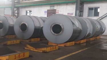 Gulungan stainless steel dari olahan nikel di kawasan IMIP Morowali