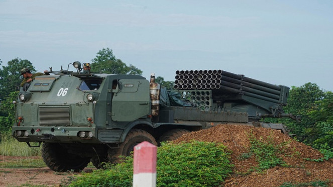 Mobil pelontar roket militer Kamboja siaga di perbatasan
