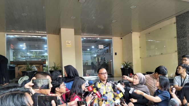 Komisioner Kompolnas (tengah)