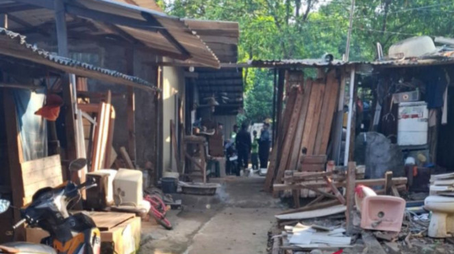 Gubuk liar di TPU Kebon Nanas, Jakarta Timur