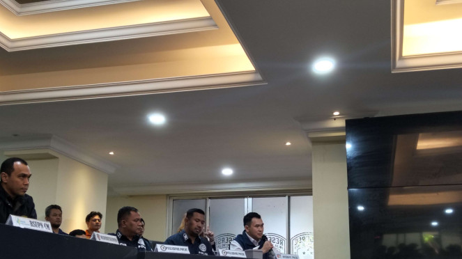 Anggota Pusident Bareskrim Polri (kanan)