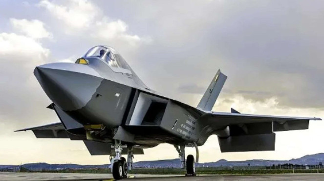 Jet Tempur KAAN, 1. Dirancang Jadi Jet Tempur Siluman Generasi Kelima, 2. Spesifikasi Performa Tembus Mach 1,8, 3. Dilengkapi Radar AESA dan AI di Kokpit, 4. Indonesia Jadi Pembeli Pertama di Dunia, 5. Pengembangan Masih Jalan, Tapi Turki Sangat Ambisius, 6. Bisa Saingi F-35? Masih Panjang, Tapi Penuh Potensi, 7. Negara Lain yang Mengincar