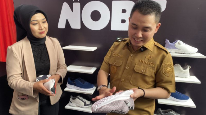 Sepatu produksi Mojokerto.