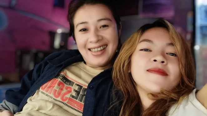 Riri Febriana dan pasangan.