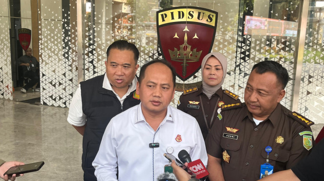 Kapuspenkum Kejagung (tengah) dan Asisten Pengawas Kejati Bengkulu (kanan)