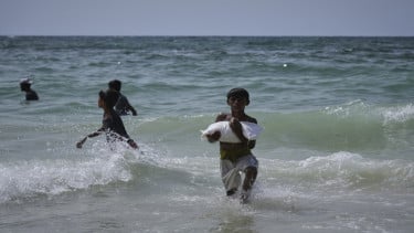 Warga Palestina mengambil bantuan yang dijatuhkan di pantai Zawaida, Jalur Gaza 