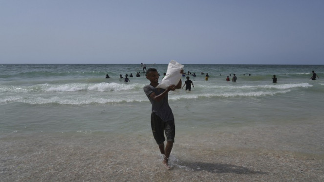 Warga Palestina mengambil bantuan yang dijatuhkan di pantai Zawaida, Jalur Gaza 