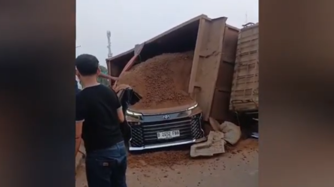 Truk Muatan Tanah Terguling Timpa Mobil WNA di Tol Karawang