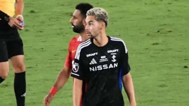 Pemain Yokohama F Marinos Sandy Walsh berduel dengan Mohamed Salah