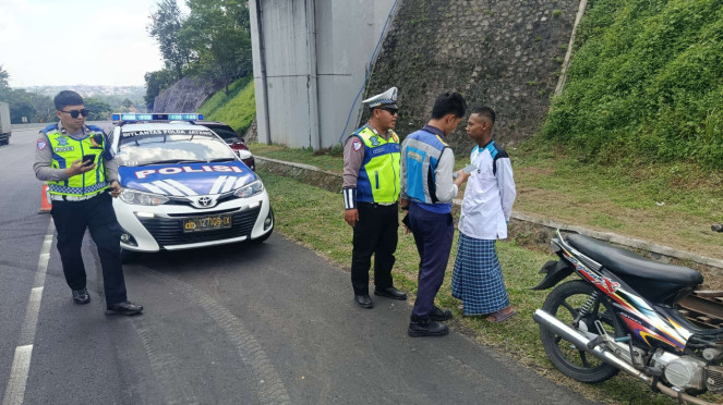 Petugas mengamankan pengendara motor bersarung di Tol Semarang-Solo