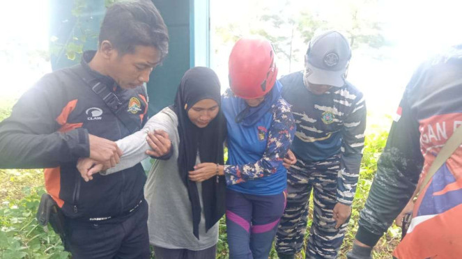 Seorang ibu dipapah usai kedua anaknya ditemukan tewas di pantai Batang, Jateng