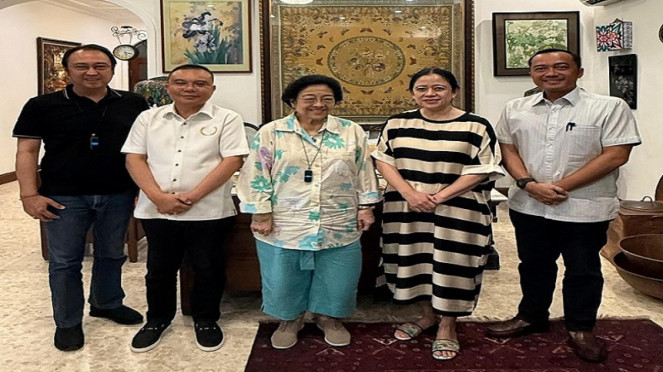 Wakil Ketua DPR Sufmi Dasco Ahmad foto bersama Megawati dan Puan