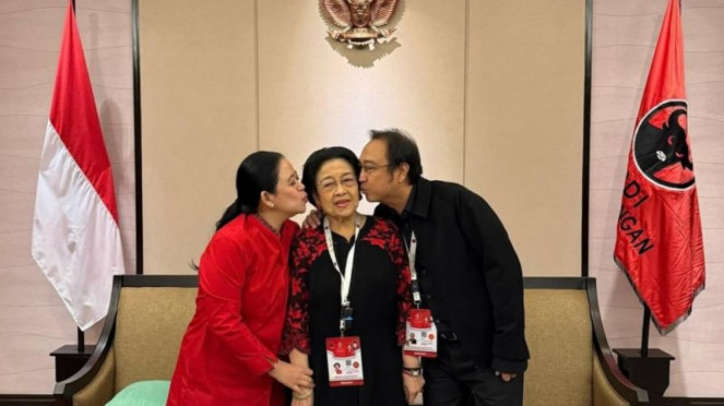 Ketua DPP PDIP Puan Maharani dan Prananda Prabowo mencium Ketum PDIP Megawati