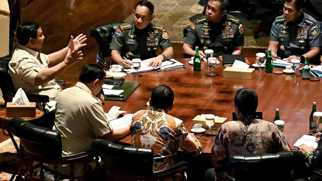 Presiden Prabowo Ratas bersama pimpinan TNI di Hambalang