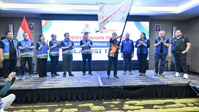 Penyerahan bendera Pataka Fornas 